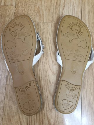 Sandalias de dedo plateadas y blancas
