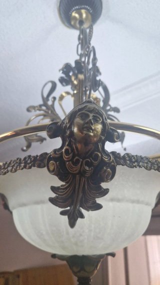 Lámpara de salón dorada y blanca