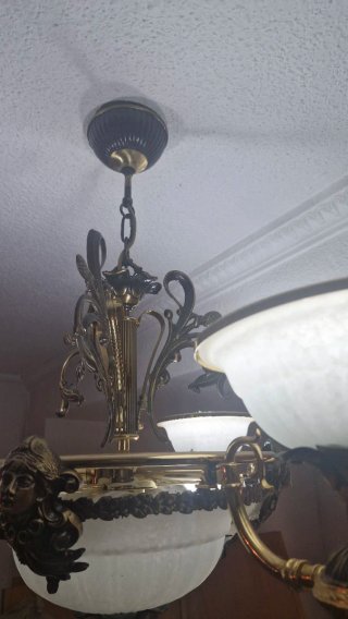 Lámpara de salón dorada y blanca