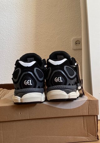 Zapatillas Asics Negras y Grises