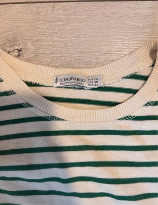 Camiseta de rayas verde y blanco