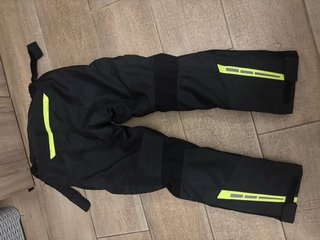 Pantalones Moto Negros con Detalles Amarillos