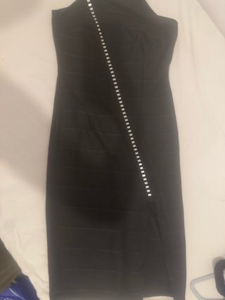 Vestido negro largo con abertura y pedrería