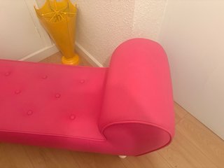 Divano rosa in pelle sintetica