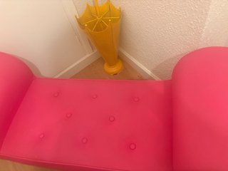 Divano rosa in pelle sintetica