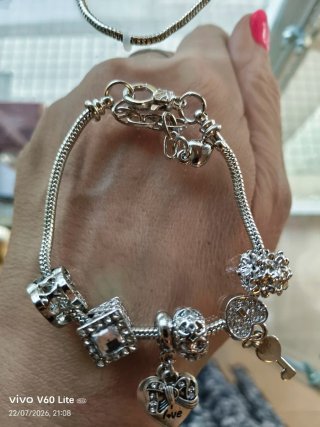 Pulsera estilo Pandora de acero quirúrgico.