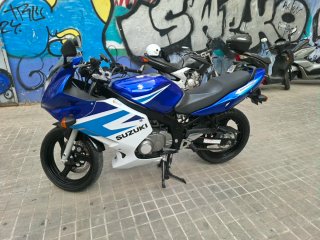 Suzuki sportbike azul y blanco
