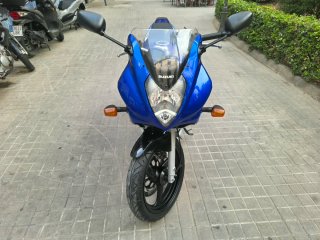 Suzuki sportbike azul y blanco