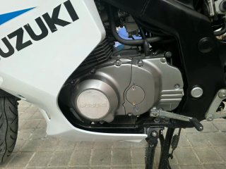 Suzuki sportbike azul y blanco