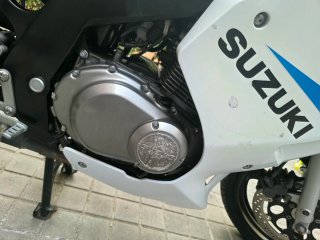 Suzuki sportbike azul y blanco