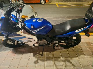 Suzuki sportbike azul y blanco