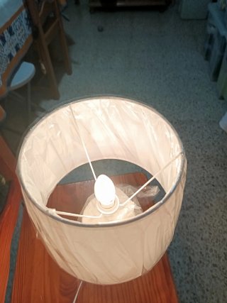 Lámpara de mesa blanca