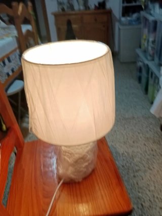 Lámpara de mesa blanca