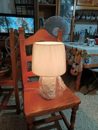 Lámpara de mesa blanca