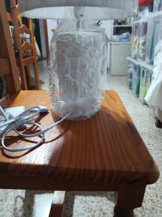 Lámpara de mesa blanca