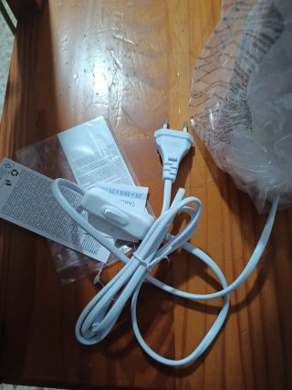 Lámpara de mesa blanca