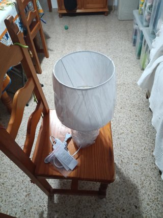 Lámpara de mesa blanca