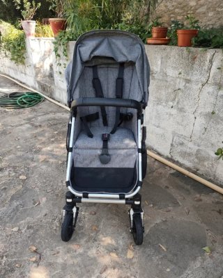 Carrito de bebé gris