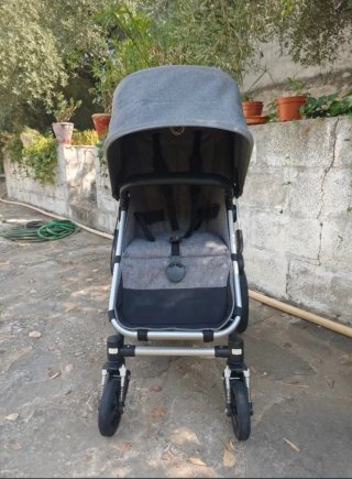 Carrito de bebé gris