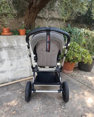 Carrito de bebé gris