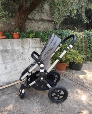 Carrito de bebé gris
