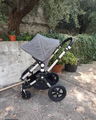 Carrito de bebé gris