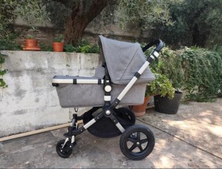 Carrito de bebé gris
