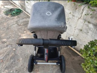 Carrito de bebé gris
