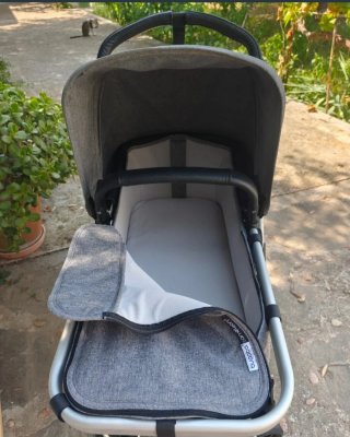 Carrito de bebé gris