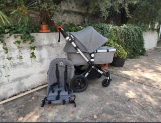 Carrito de bebé gris