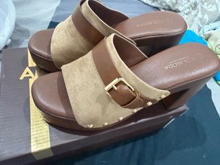 Sandalias de plataforma tacón marrón y beige