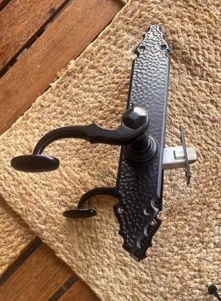 Manilla de puerta negra con diseño martillado
