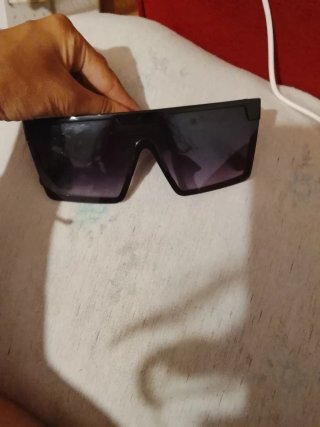 Gafas de sol negras y moradas
