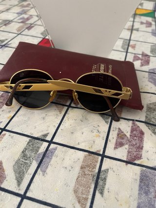 Gafas de sol doradas y negras