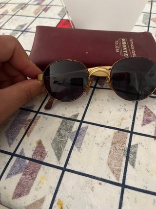 Gafas de sol doradas y negras