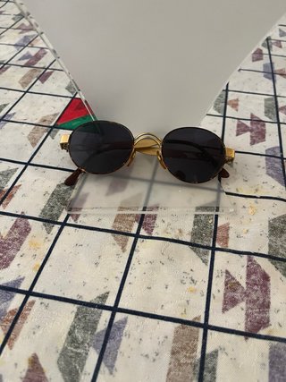 Gafas de sol doradas y negras
