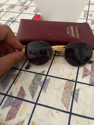 Gafas de sol doradas y negras