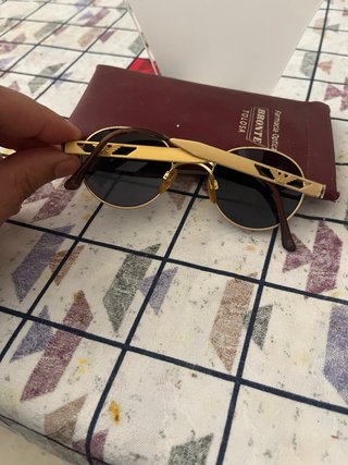 Gafas de sol doradas y negras