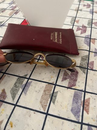 Gafas de sol doradas y negras