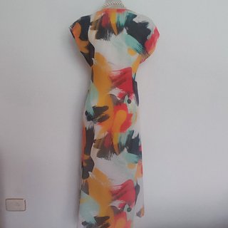 Vestido tobillero multicolor de Zara. Talla S