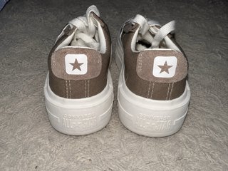 Zapatillas Converse marrones y blancas