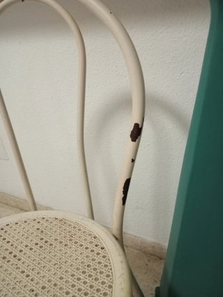 Vendo 4 sillas blancas estructura metálica
