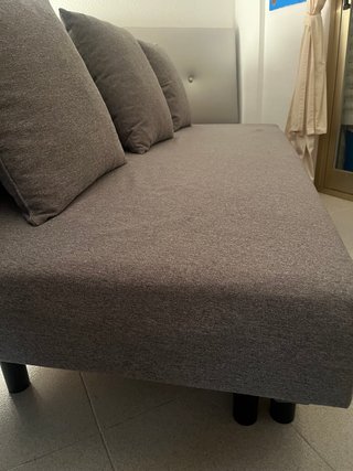 Divano letto grigio Ikea con spazio di archiviazione