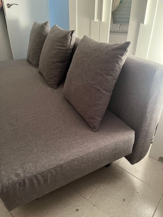 Divano letto grigio Ikea con spazio di archiviazione