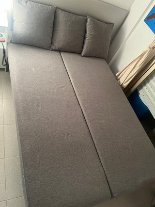 Divano letto grigio Ikea con spazio di archiviazione