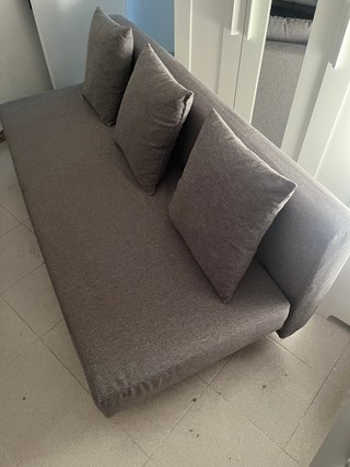 Divano letto grigio Ikea con spazio di archiviazione