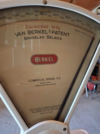 Báscula de tienda Berkel antigua