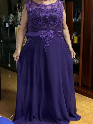 Vestido violeta elegante bordado