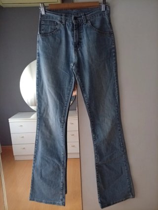 Pantalón Levis acampanado azul