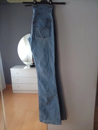 Pantalón Levis acampanado azul